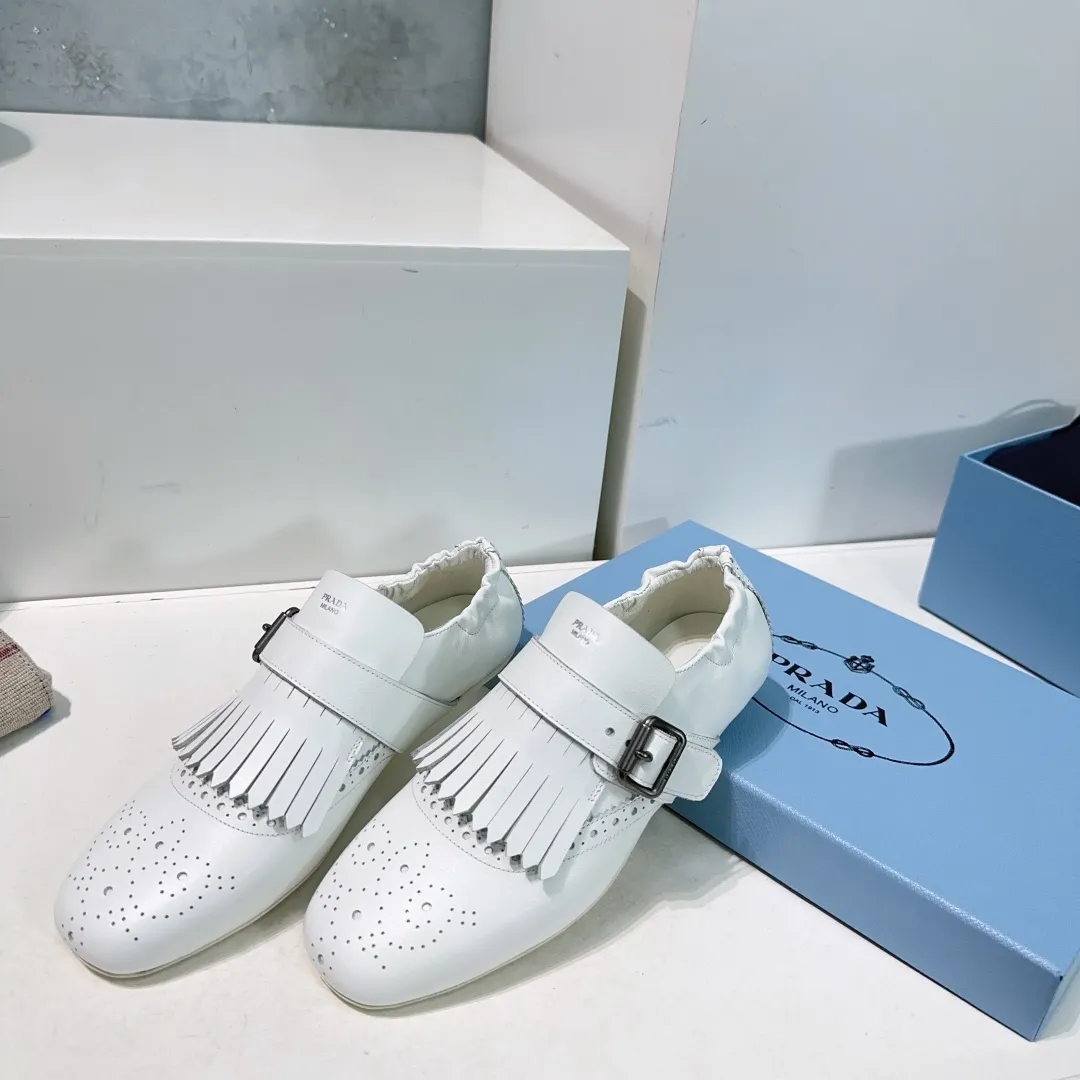 👟👟Ex-factory price 580👟👟! Prada 25 spring and summer catwalk new brogue carved tassel retro loafers and slippers series 🔥 🌟🌟🌟This shoe deliberately presents a classic and retro style, with both masculine temperament and feminine style, forming a binary contrast, highlighting the iconic style of the Prada series. The tassels are crafted using special craftsmanship, and details such as buckles and brogue patterns reveal traditional charm. An unconventional and surprising reinterpretation, the shoe is re-launched in a more fashionable design. The upper is made of imported calfskin, the lining is sheepskin, and the original molded rubber sole. Number of yards: 35-40 (40 pieces are non-refundable). Comes with original packaging.